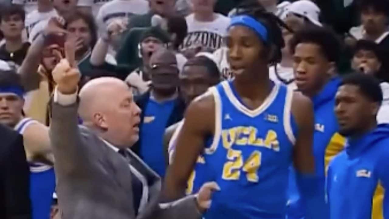 "Vai via! Vattene!": l'allenatore di basket caccia il suo giocatore dal campo, tutti devono sapere