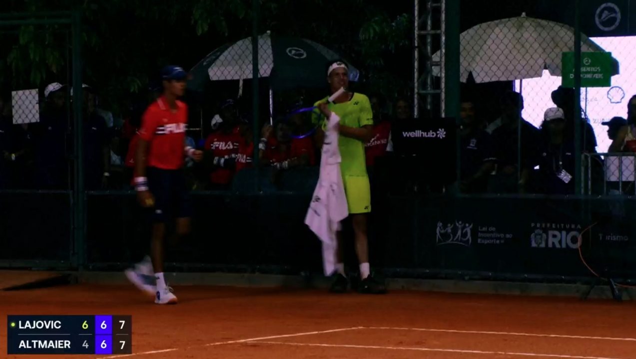 Il tennista pensa di aver sbagliato e urla, ma vince il punto. L'arbitro lo punisce e perde la partita