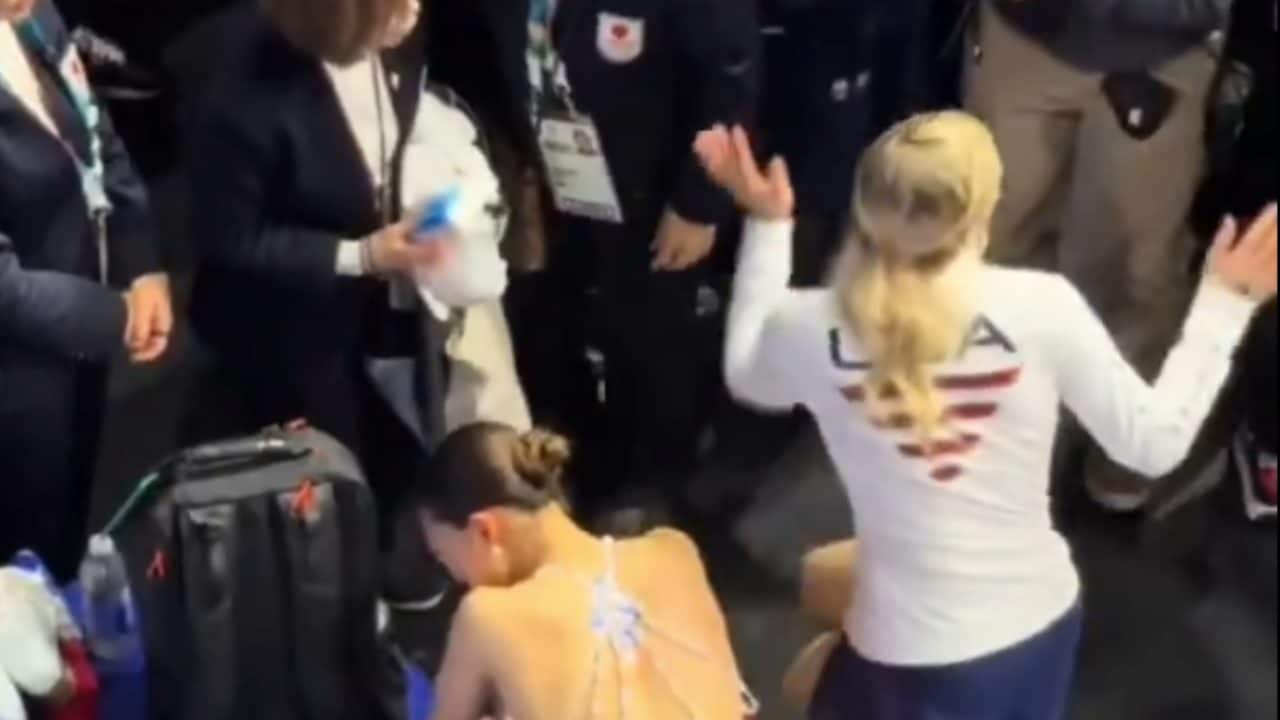 L'umanità di Amber Glenn davanti alle lacrime di Kaori Sakamoto, la protegge dal cameraman: "È folle"