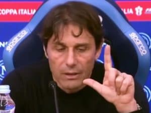 Conte fa un gesto con la mano ai giornalisti e se ne va: “Da adesso lo farò in ogni conferenza”