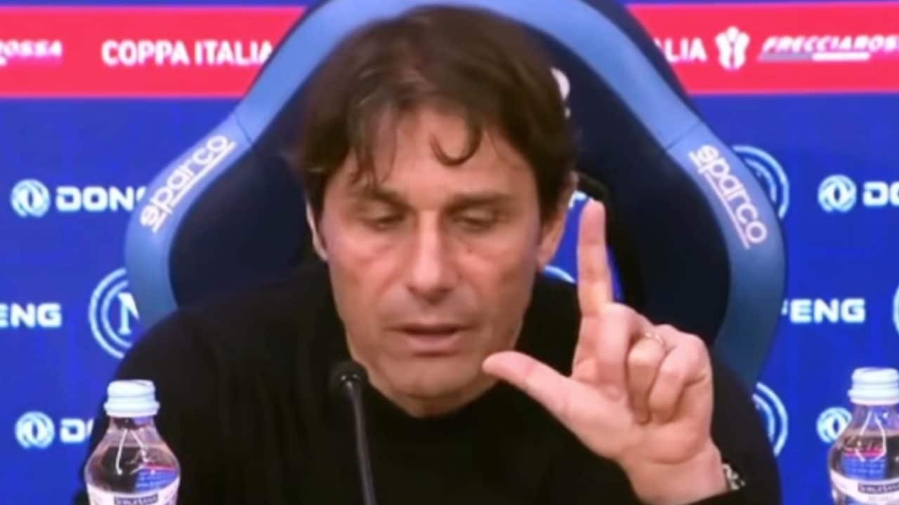 Conte fa un gesto con la mano ai giornalisti e se ne va: "Da adesso lo farò in ogni conferenza"