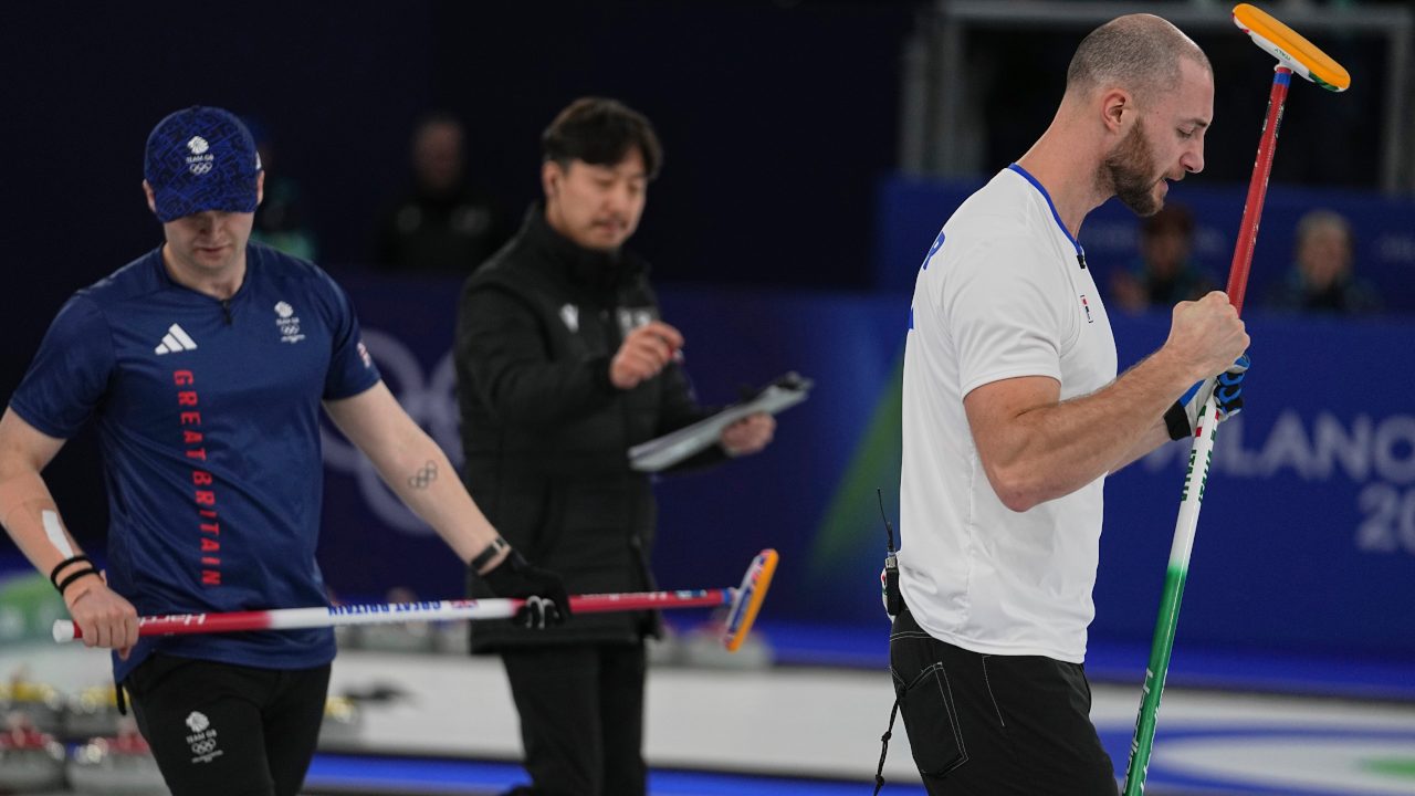 Il curling cambia dopo le polemiche alle Olimpiadi: perché ora ci sono due arbitri sulle piste