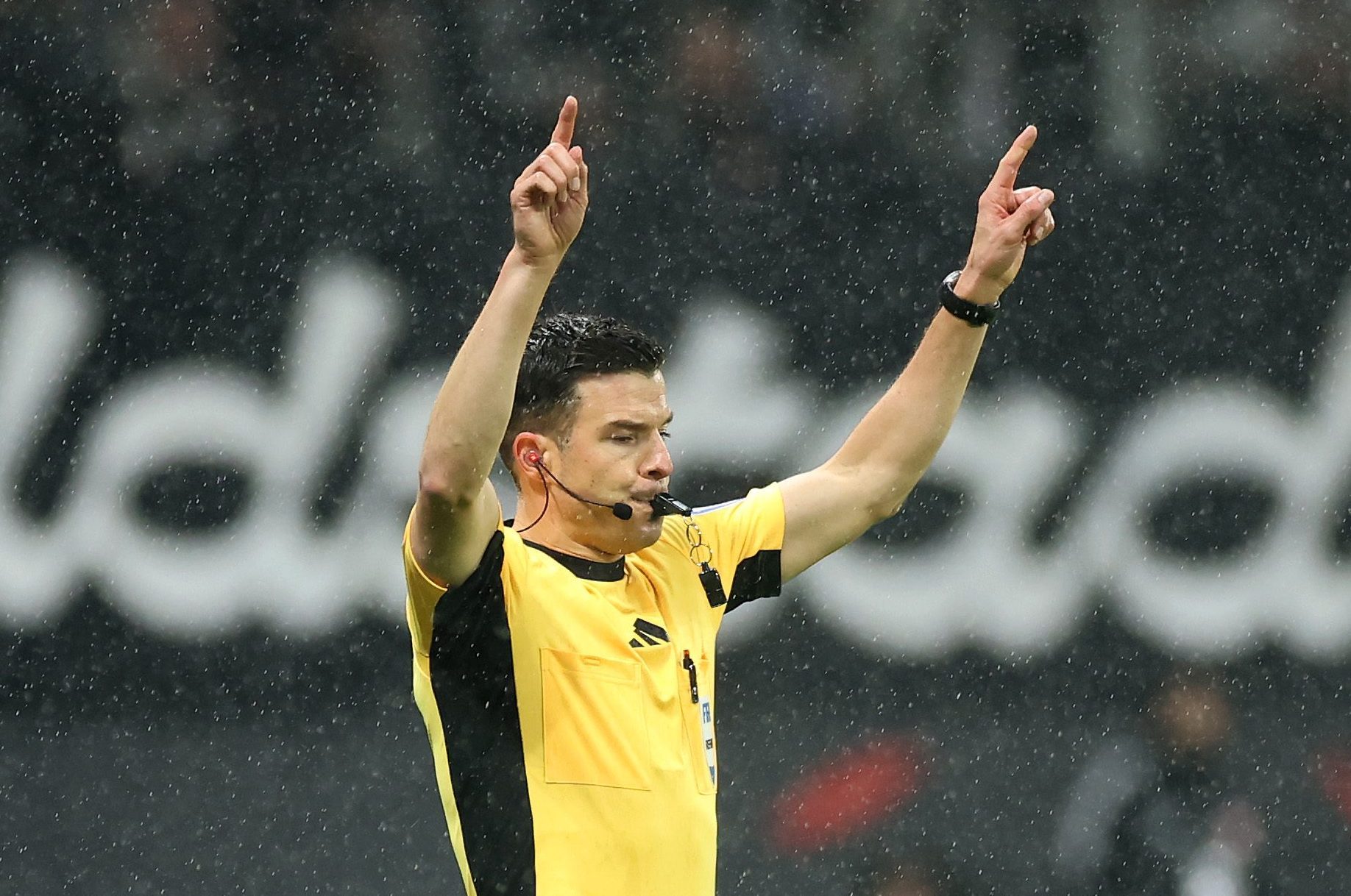 Un arbitro di Bundesliga fa il gesto del monitor: già in quel momento la scommessa sul VAR è vincente