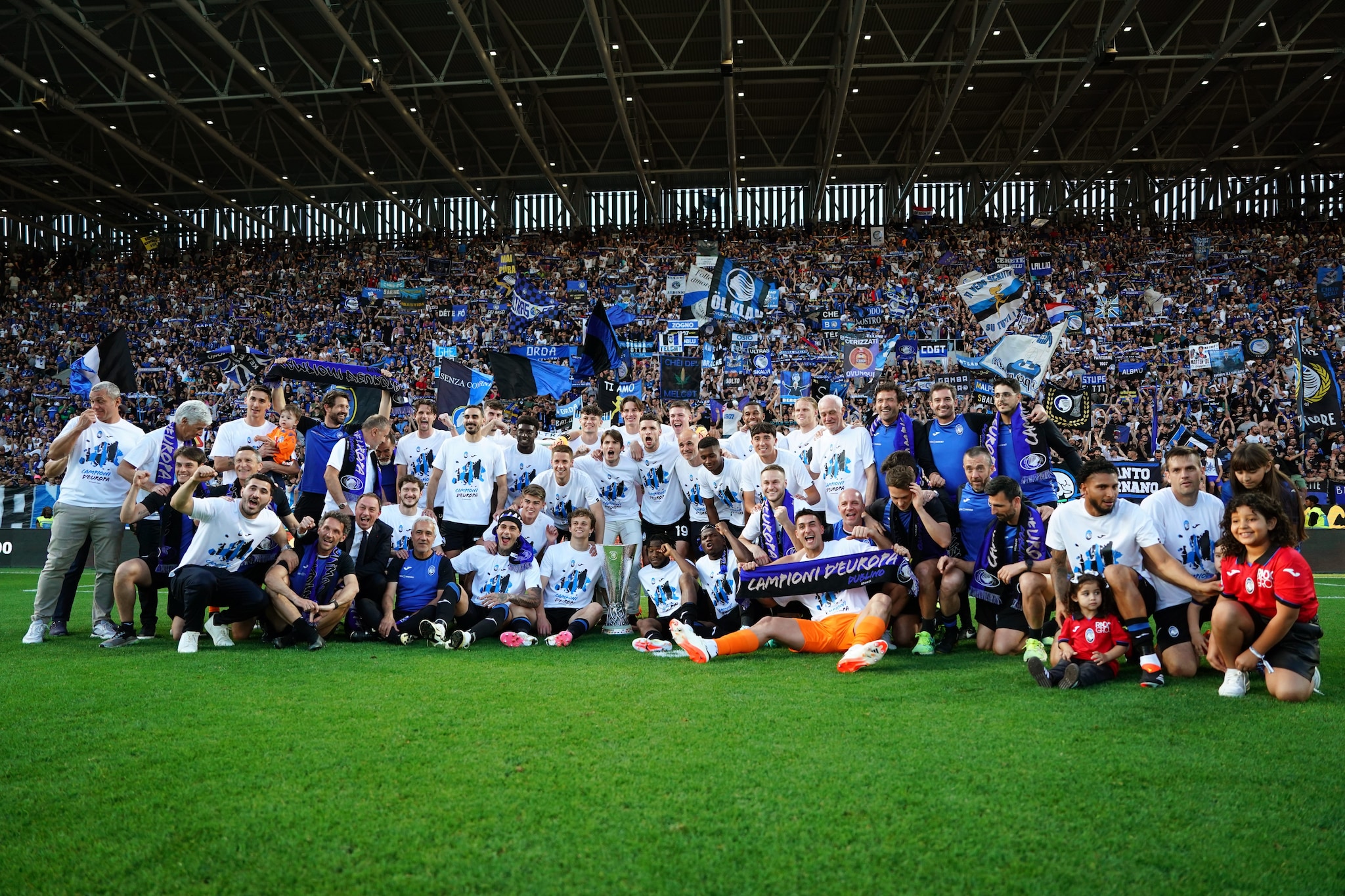 La festa dell’Atalanta allo stadio di Bergamo dopo la vittoria dell’Europa League.