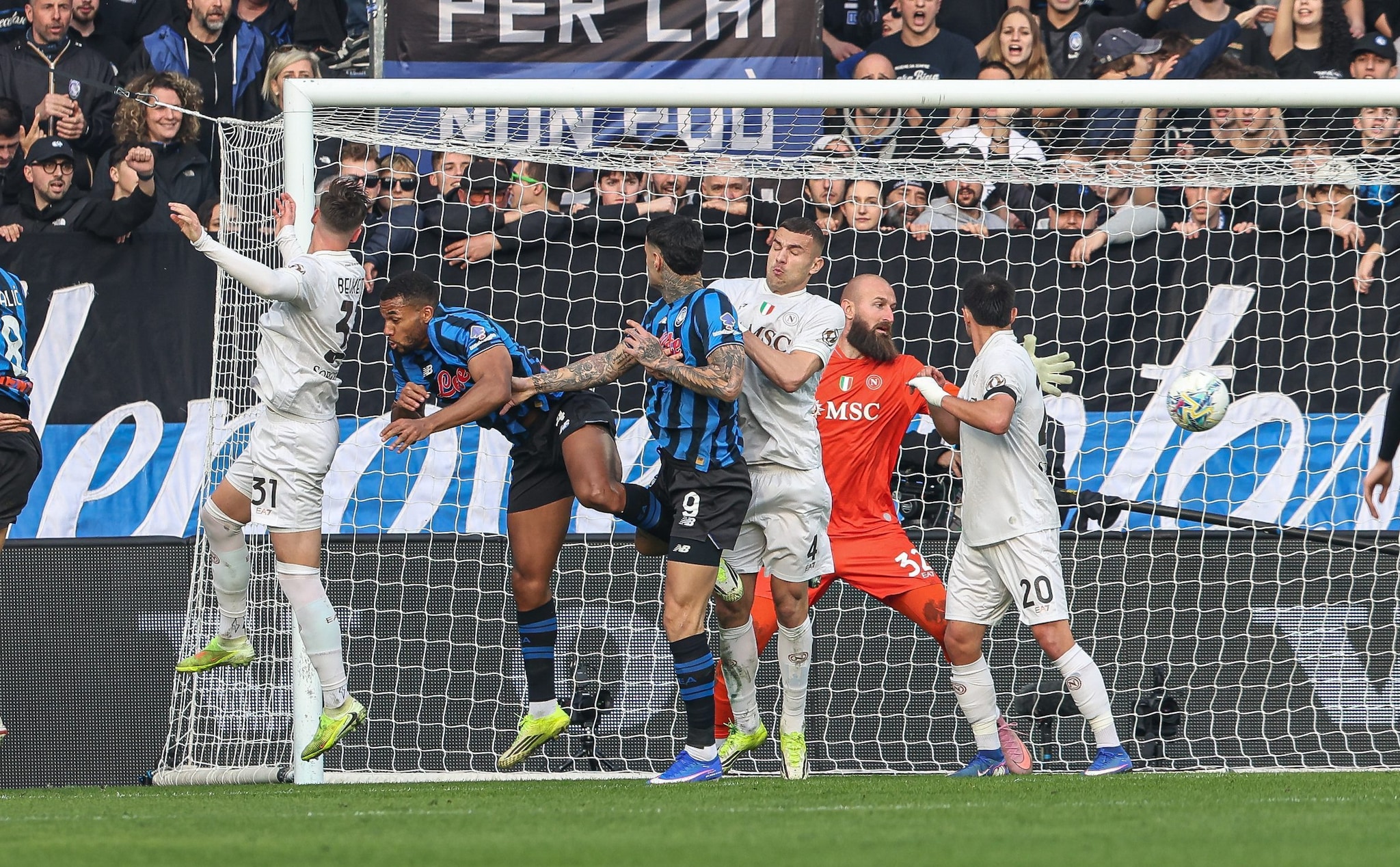 L'Atalanta ribalta il Napoli che prende gol a difesa schierata e schiuma rabbia con Chiffi e VAR