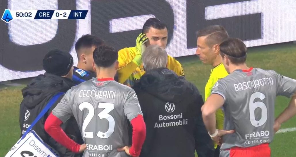 Audero si tocca l’orecchio, non riesce a sentire.