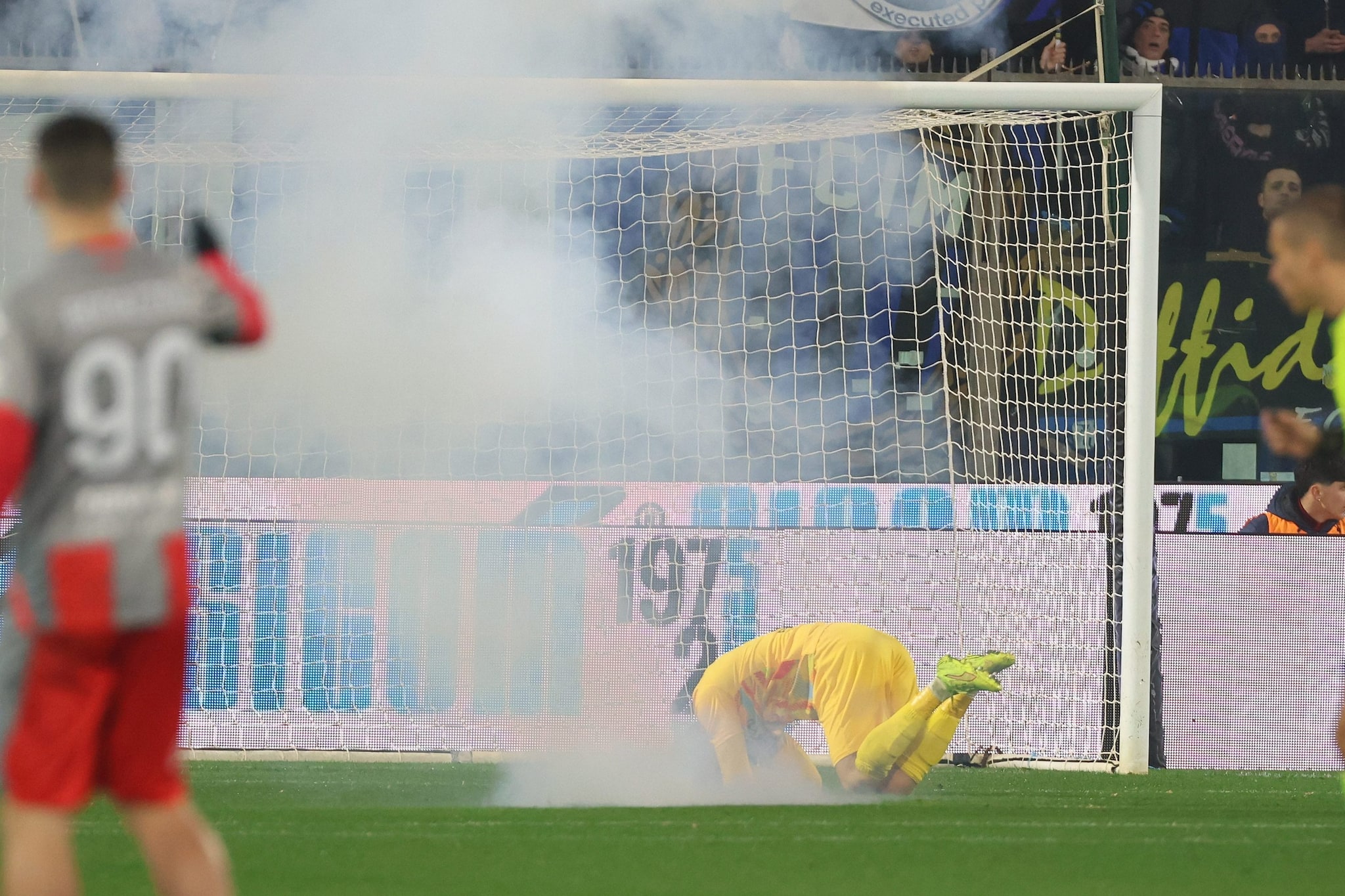 Emil Audero a terra dopo l’esplosione del petardo durante Cremonese–Inter
