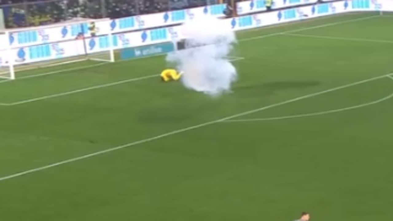 I tifosi dell'Inter lanciano un petardo contro Audero rimasto a terra stordito: cos'è successo a Cremona