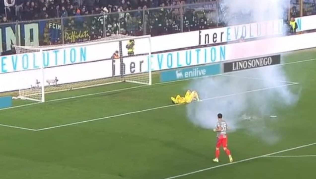 Il tifoso dell’Inter che ha lanciato il petardo verso Audero si è lesionato due dita, poi è stato picchiato