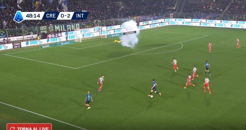 Il momento in cui Audero è stato colpito dal petardo.