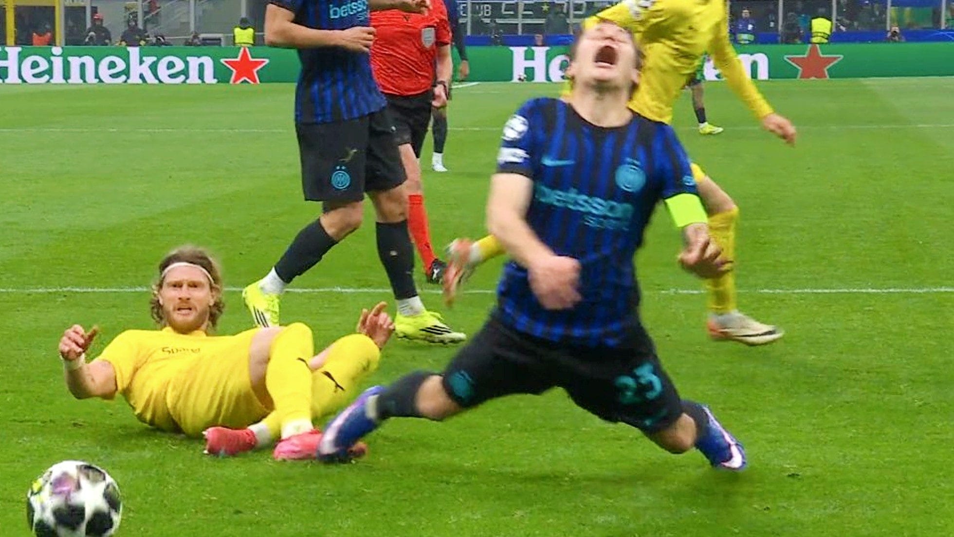 Barella chiede inutilmente un rigore in Inter-Bodo Glimt e il suo volo esagerato diventa virale