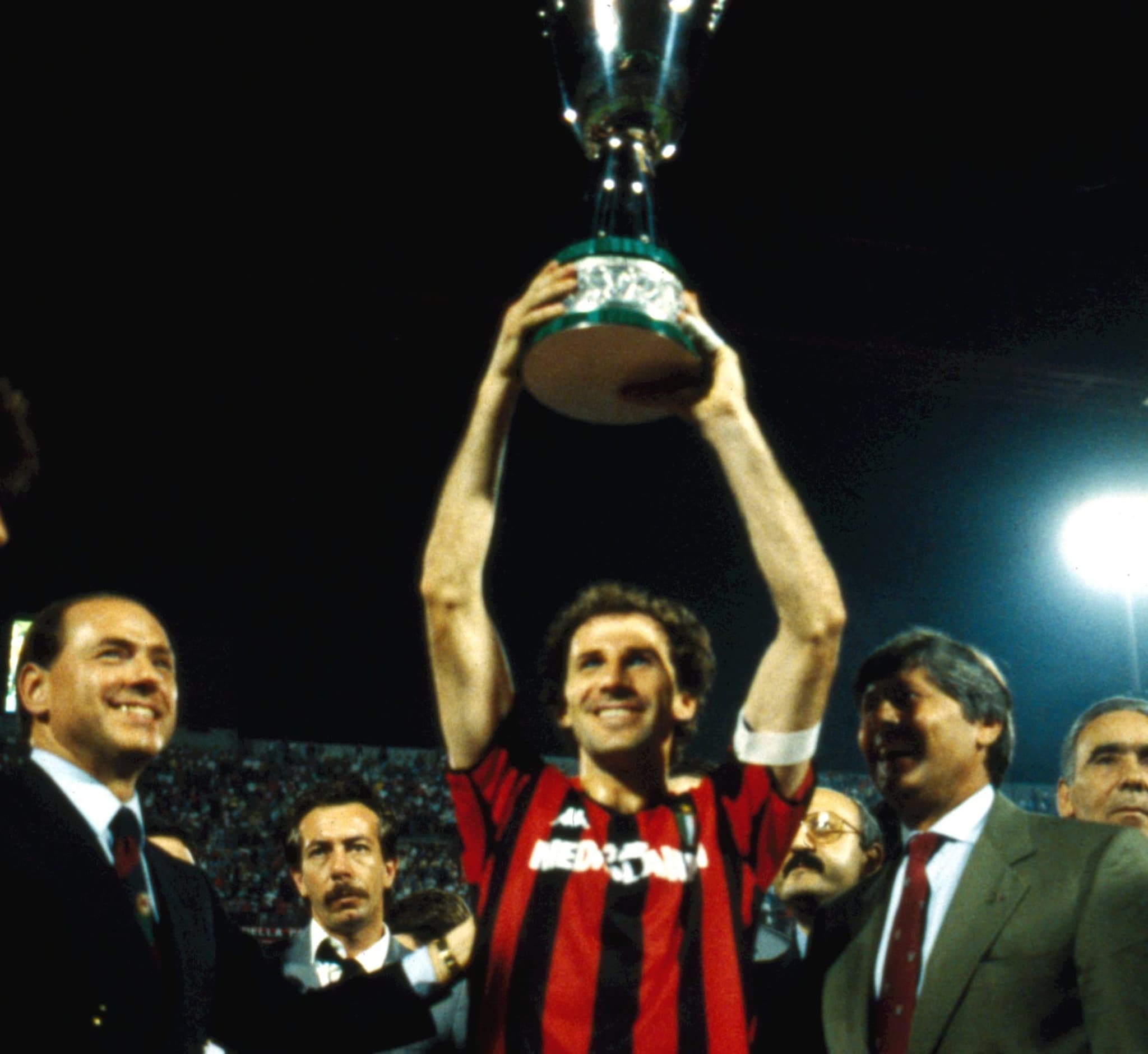 Franco Baresi e Silvio Berlusconi con uno dei tanti trofei vinto da quel grandissimo Milan
