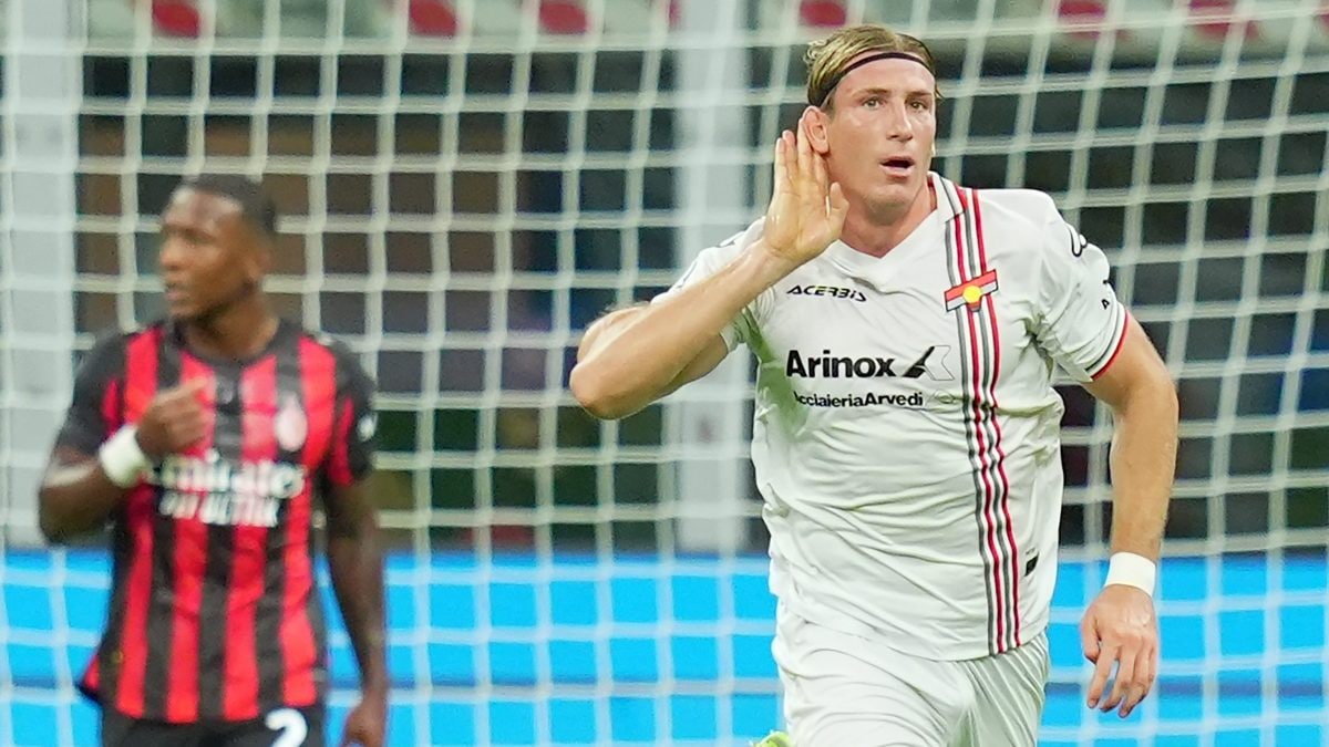 Baschirotto esulta nel match d’andata Milan–Cremonese, coi grigiorossi che si imposero 2–1 a San siro