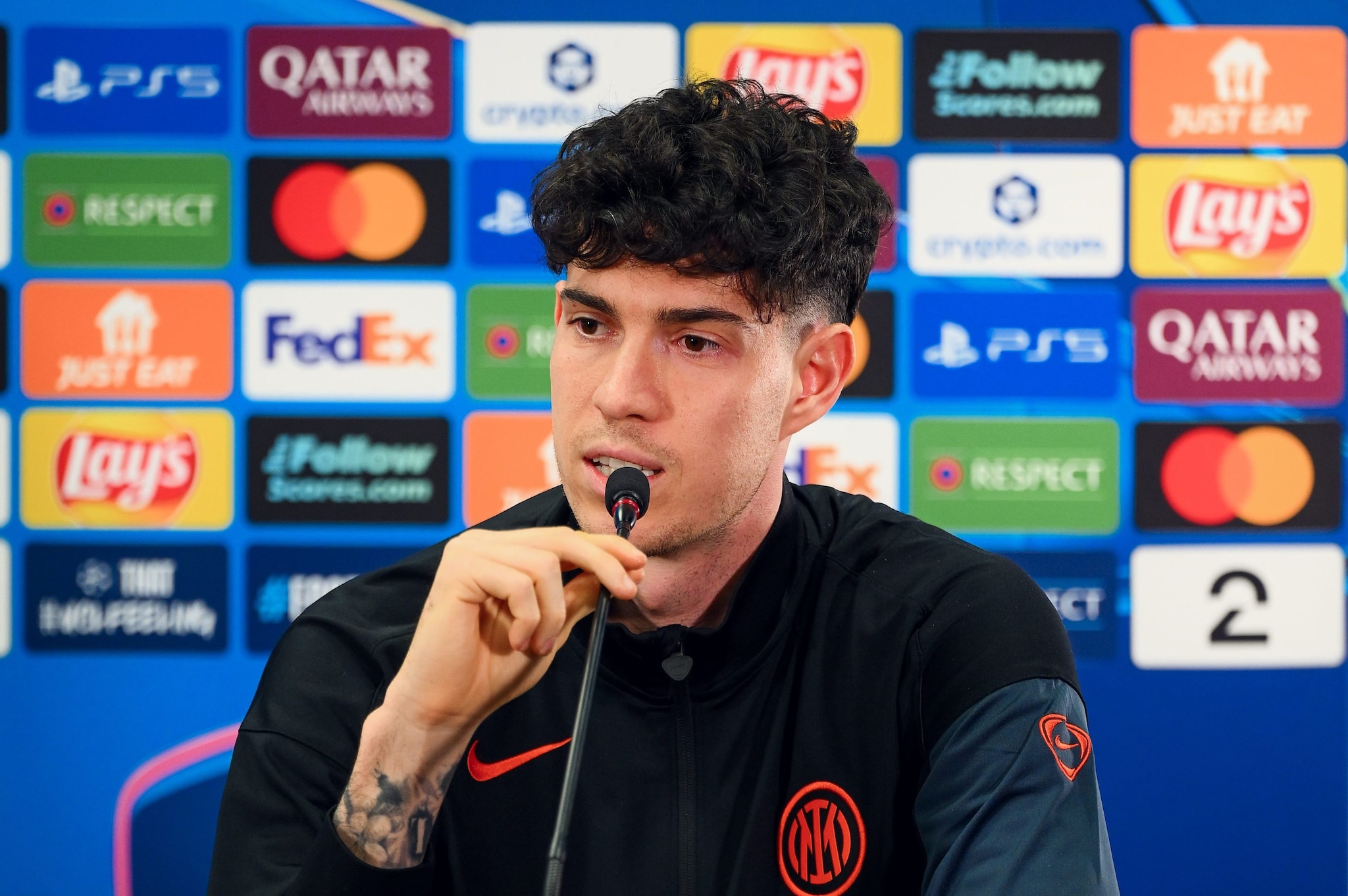 Alessandro Bastoni durante la conferenza di vigilia di Bodo Glimt–Inter di Champions