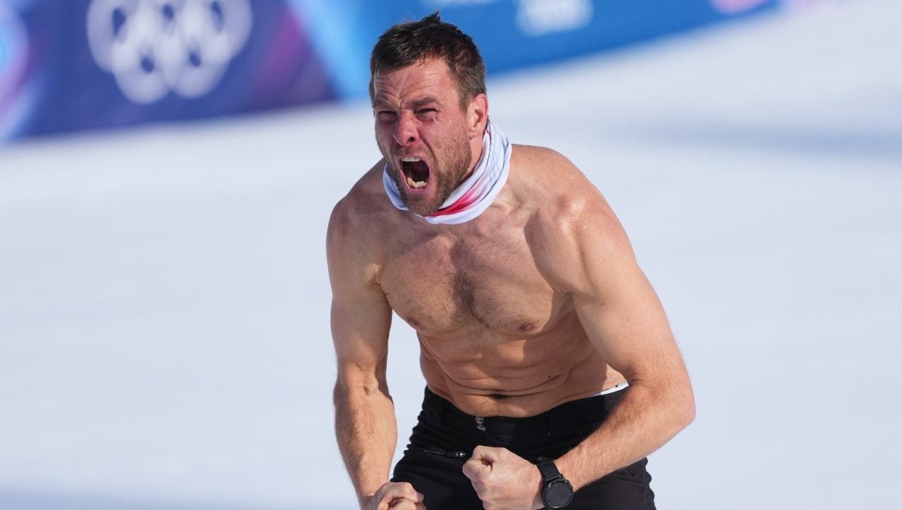 Benjamin Karl trionfa alle Olimpiadi e si strappa la maglia: esultanza alla Hulk a Livigno