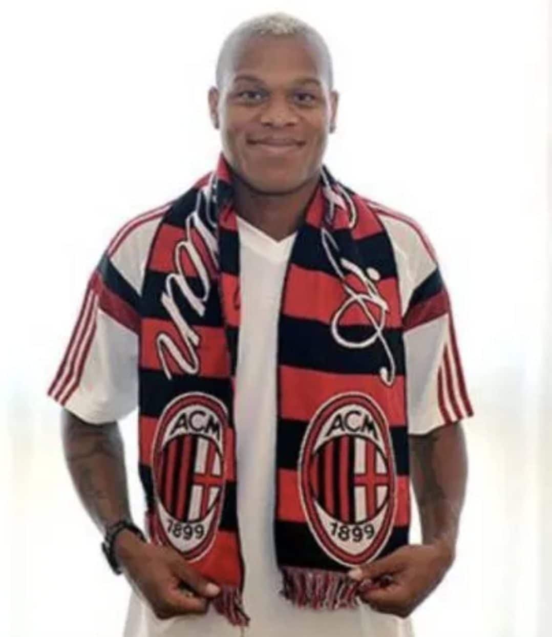 Biabiany con la sciarpa del Milan prima che saltasse il trasferimento.