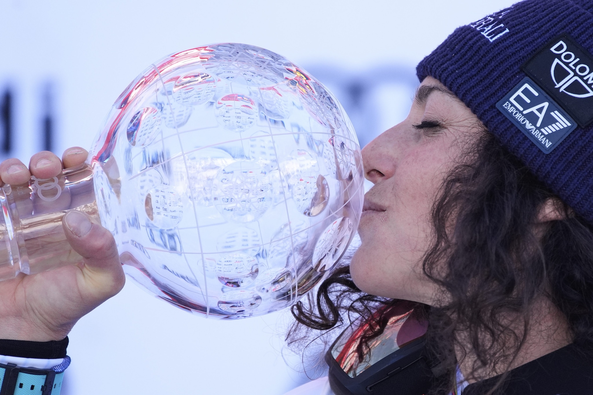 Federica Brignone bacia la Coppa di Cristallo conquistata nel 2025, la sua stagione perfetta