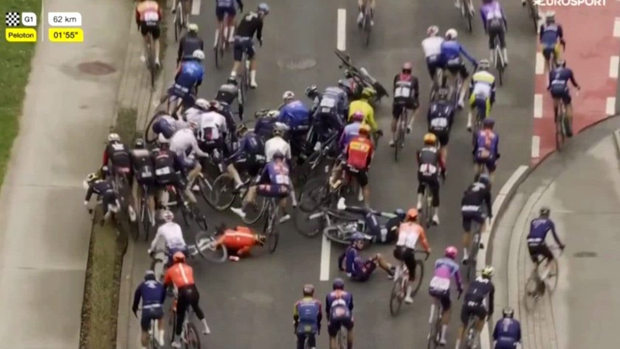 La Omloop Het Nieuwsblad apre la stagione delle classiche, ma sul pavè bagnato è una mattanza