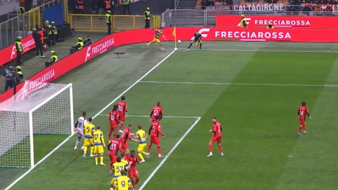 Nuova regola sul calcio d'angolo, proposta dell'ex arbitro: "Difensori dentro l'area, attaccanti fuori"