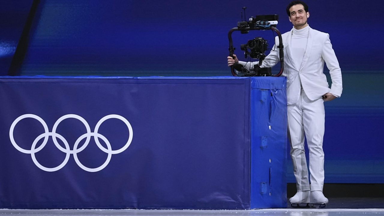 Il ballerino che danza coi campioni ma non vince medaglie: chi è l'uomo in bianco delle Olimpiadi
