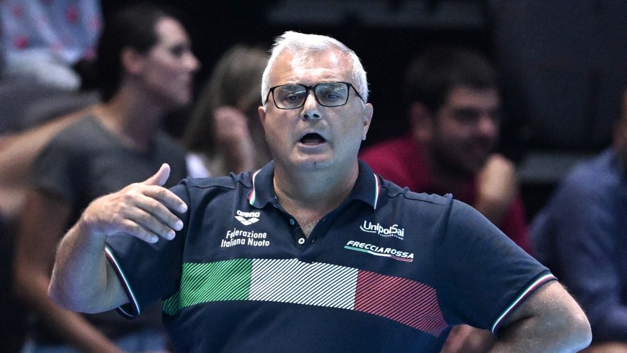 Campagna dà indicazioni ai suoi giocatori.