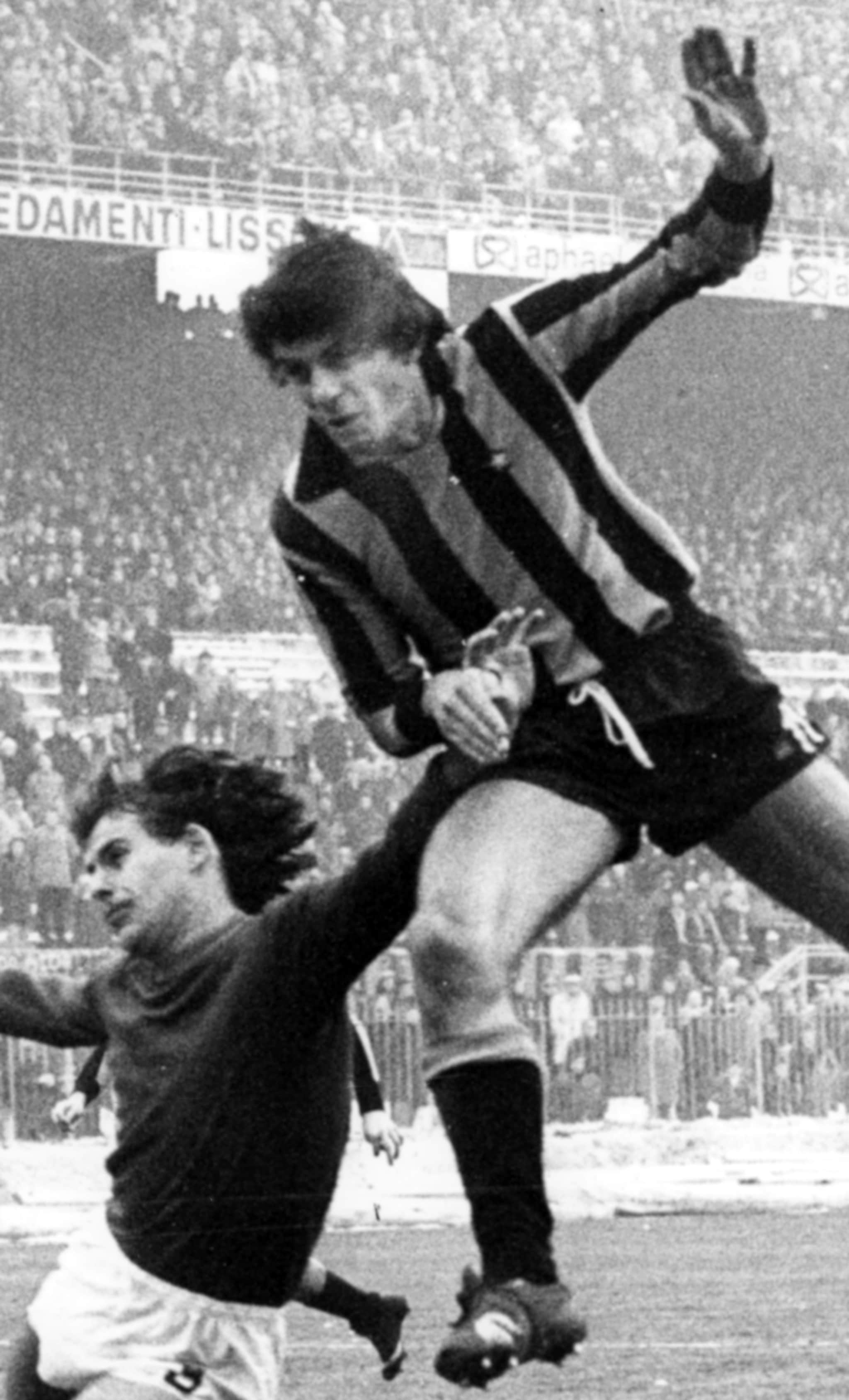 Stacco di testa di Muraro durante una partita dell’Inter.