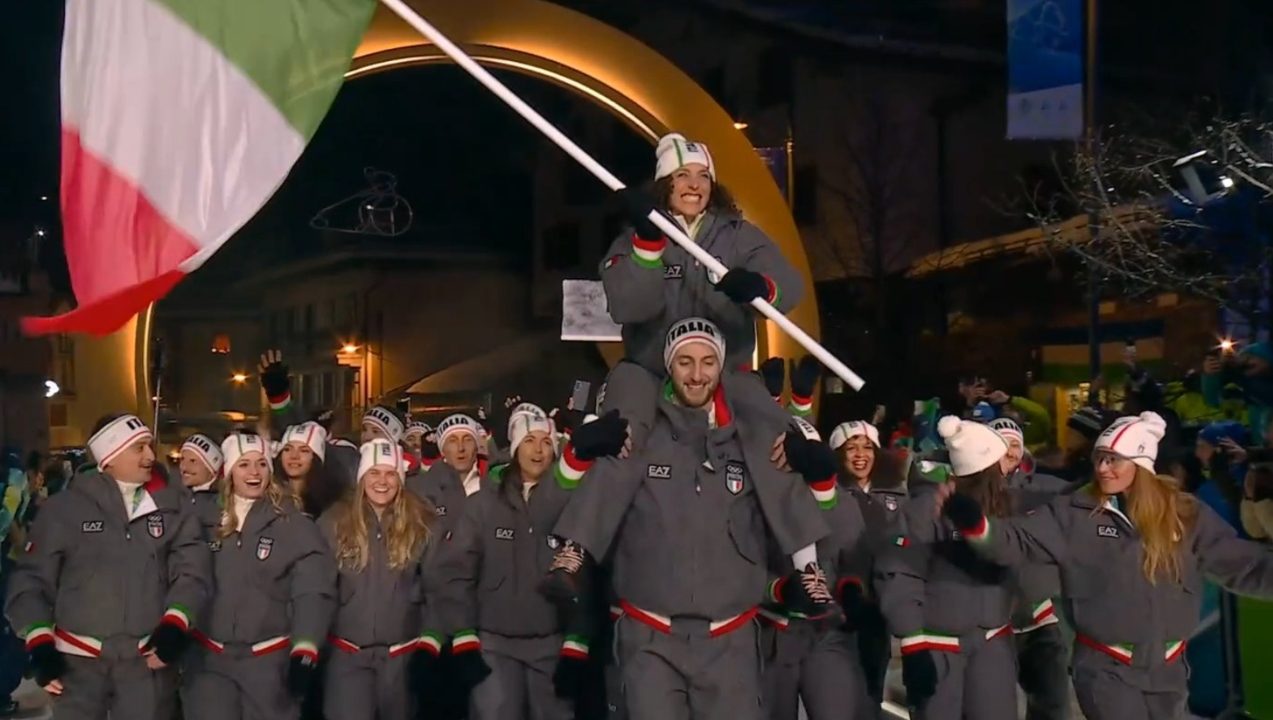 Brignone sulle spalle di Mosaner, Tomba e Compagnoni accendono il braciere delle Olimpiadi