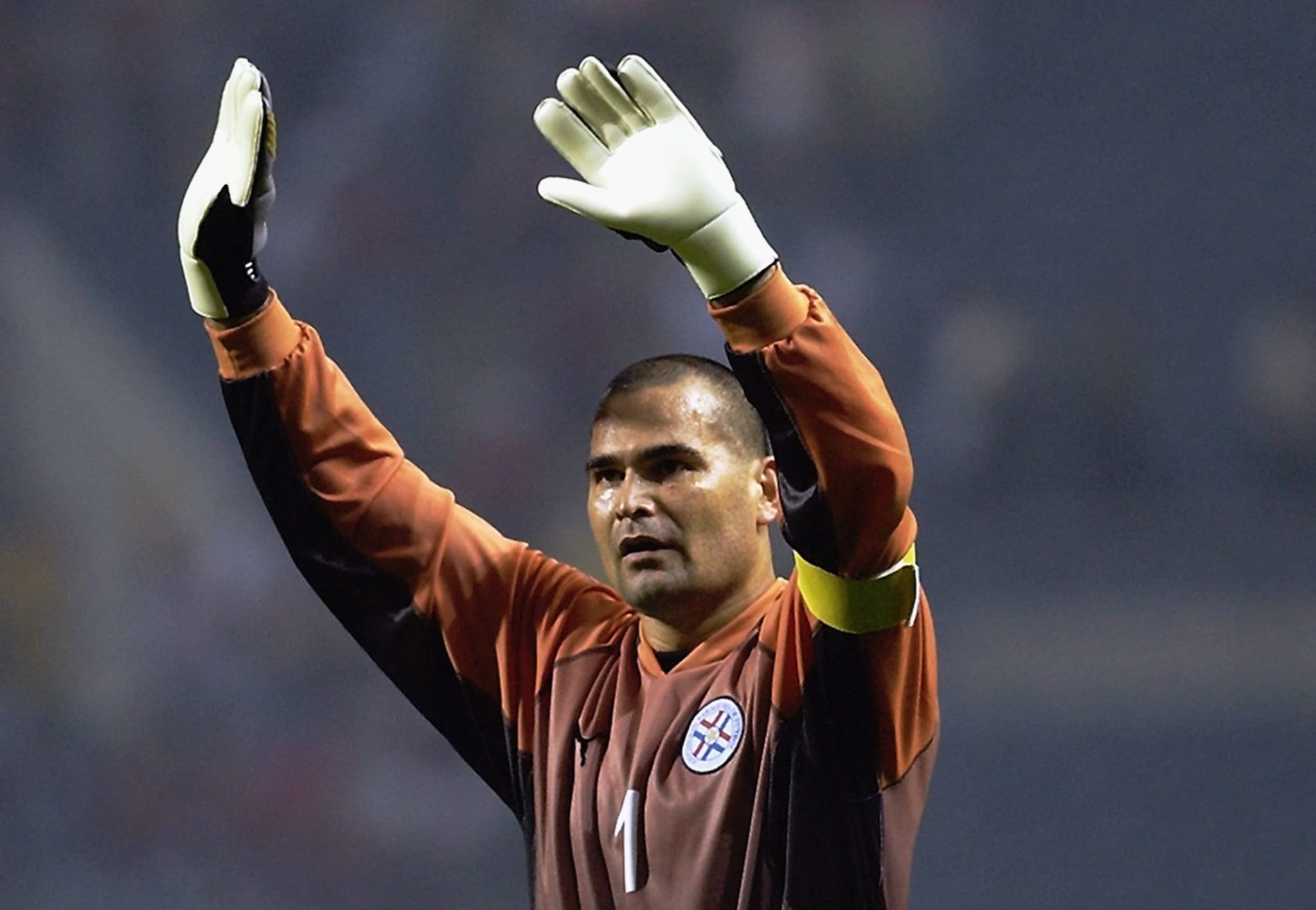 José Luis Chilavert con la fascia di capitano del Paraguay, di cui è stato un simbolo in campo