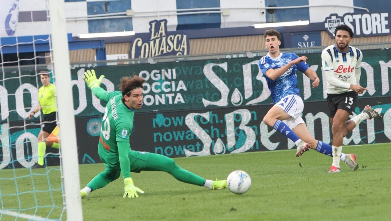 Carnesecchi para un rigore a Nico Paz al 96', l'Atalanta gioca in 10 dall'8' e pareggia 0-0 col Como