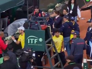 La Coppa Davis torna alle vecchie tradizioni: il caos a Casablanca, tennisti scortati in albergo