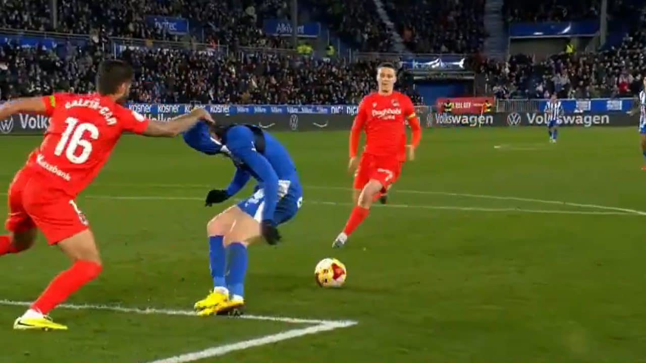 Caleta Car 'acceca' Toni Martínez: ma per il rigore più folle di sempre deve intervenire il VAR