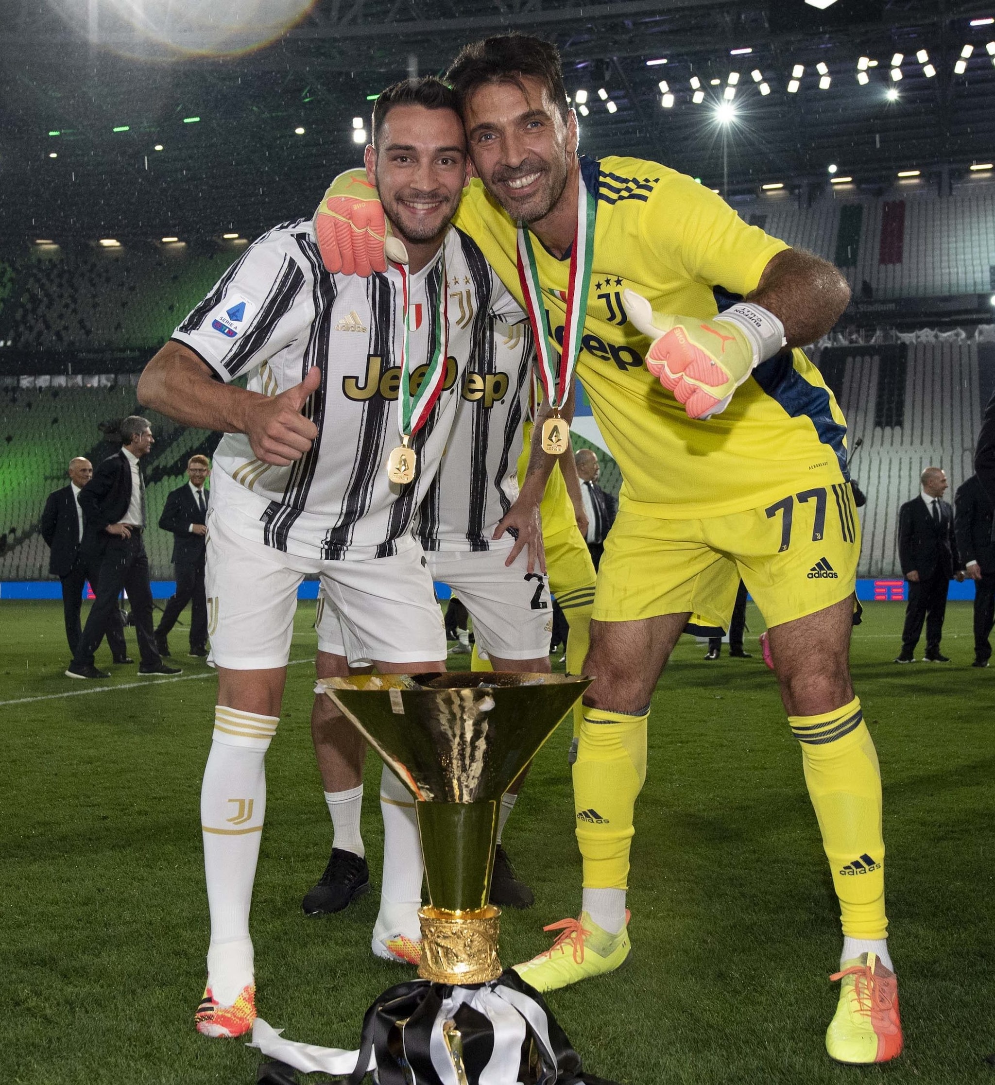 De Sciglio e Buffon con la coppa dello Scudetto vinto alla Juve nel 2020, il terzo di fila