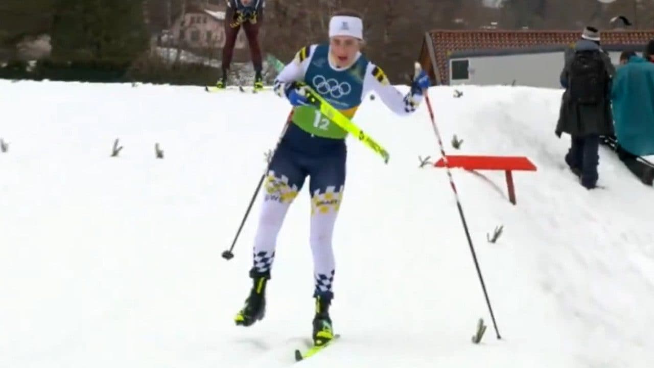 Ebba Andersson si mette uno sci in spalla ed evita la squalifica: la mossa eroica che è valsa l'argento