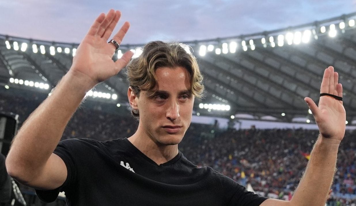 Il saluto di Bove ai tifosi della Roma.