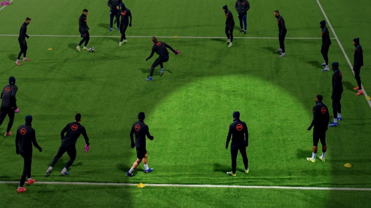 Inter contro il Bodo Glimt su un campo sintetico in condizioni ridicole: il tappeto è deformato