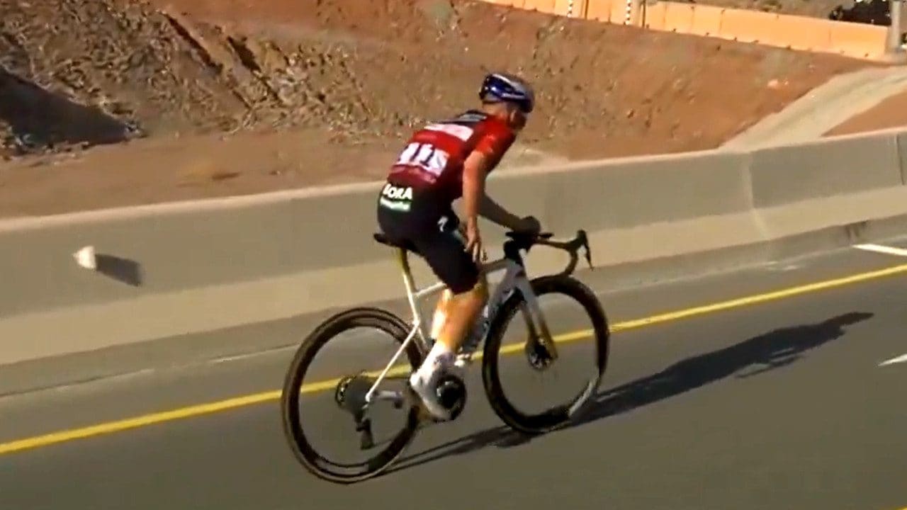 Il crollo di Evenepoel distrutto dai crampi sull'"Angliru del Medio Oriente": "Terribile, non ho scuse"