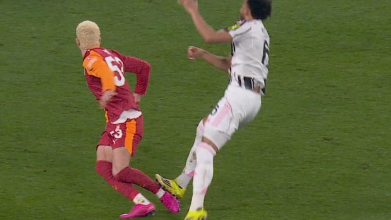 Kelly espulso in Juve-Galatasaray, l'arbitro estrae il secondo giallo: il VAR lo richiama, rosso diretto