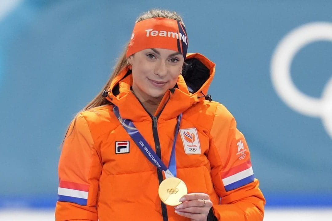 Femke Kok con la medaglia d’oro vinta nei 500 metri di pattinaggio di velocità alle Olimpiadi di Milano Cortina