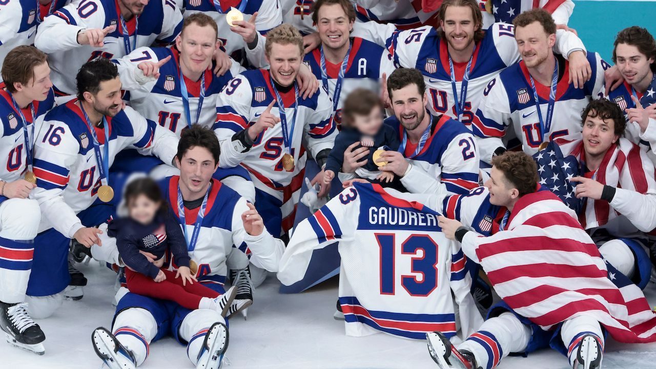Chi sono i bambini nella foto del team USA dopo l’oro olimpico nell'hockey: non hanno dimenticato