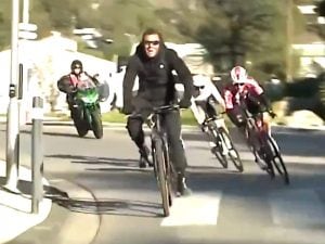 follia-ciclista-corsa-professionista-300x225.jpg