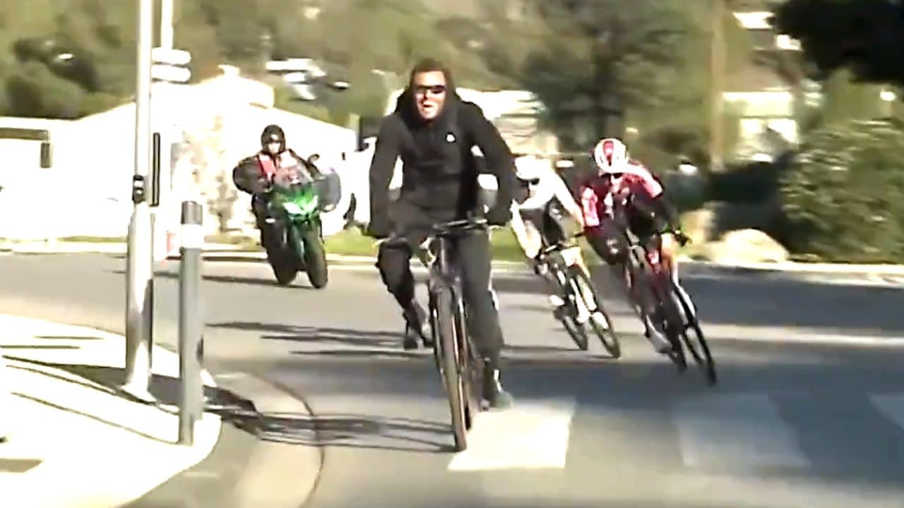 Un folle in bici si getta nella corsa, blocca la fuga e sorride alle telecamere: caos a Marsiglia