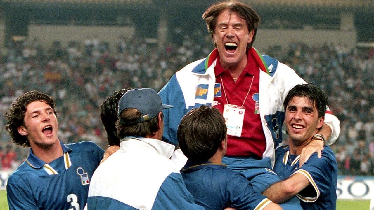 Fresi festeggia la vittoria del Campionato Europeo U21 con Cesare Maldini.