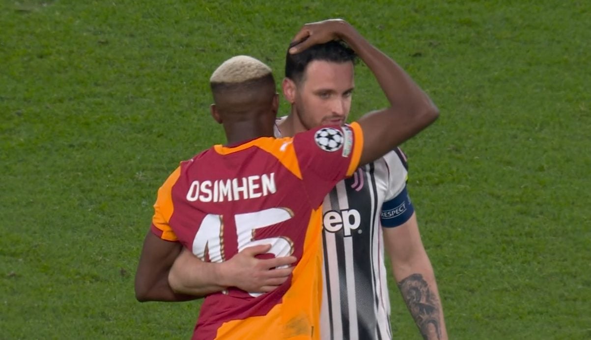 Il momento in cui Osimhen e Gatti si abbracciano.