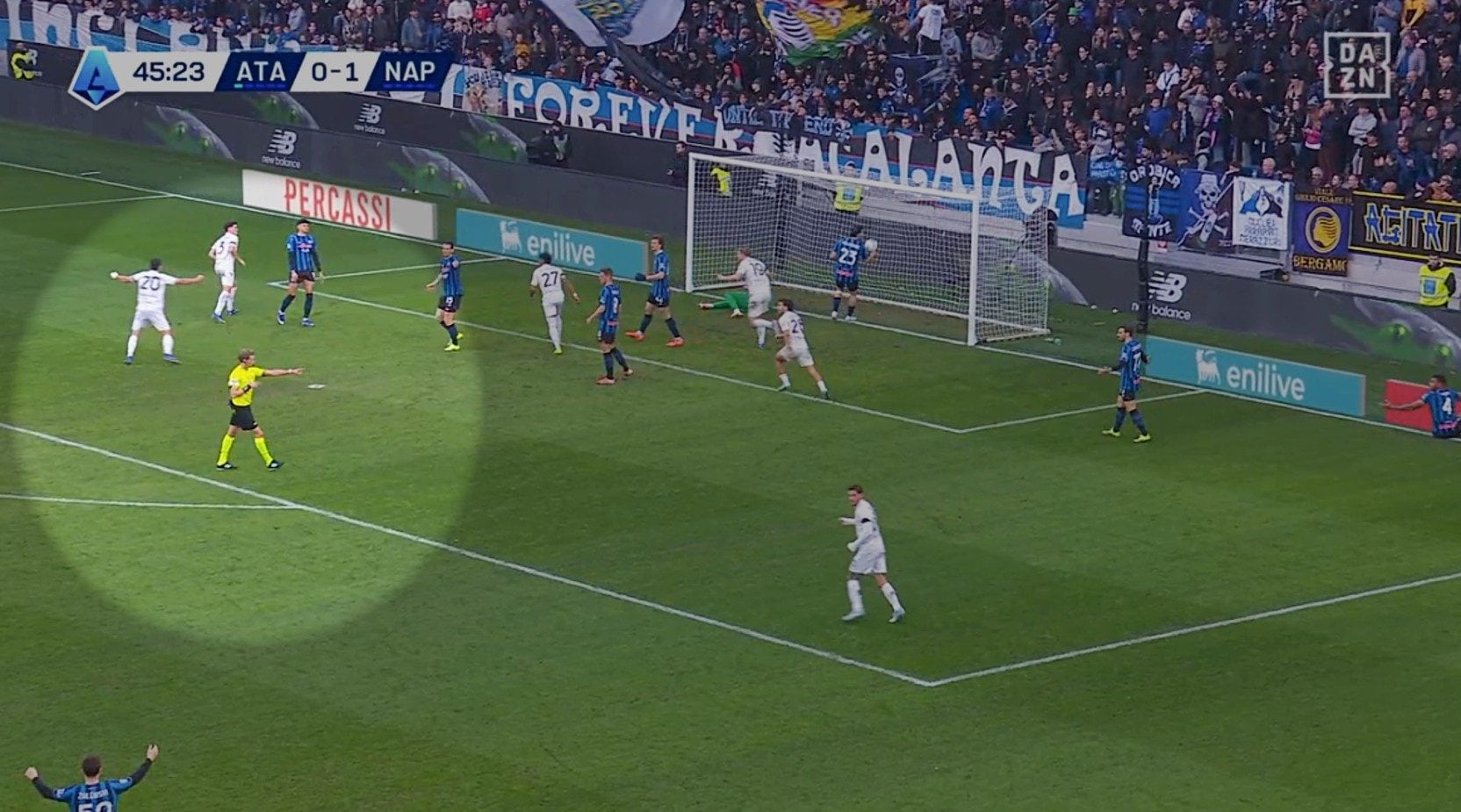 Perché non c'è stato check VAR sul gol annullato al Napoli, o è stato velocissimo: un grave errore