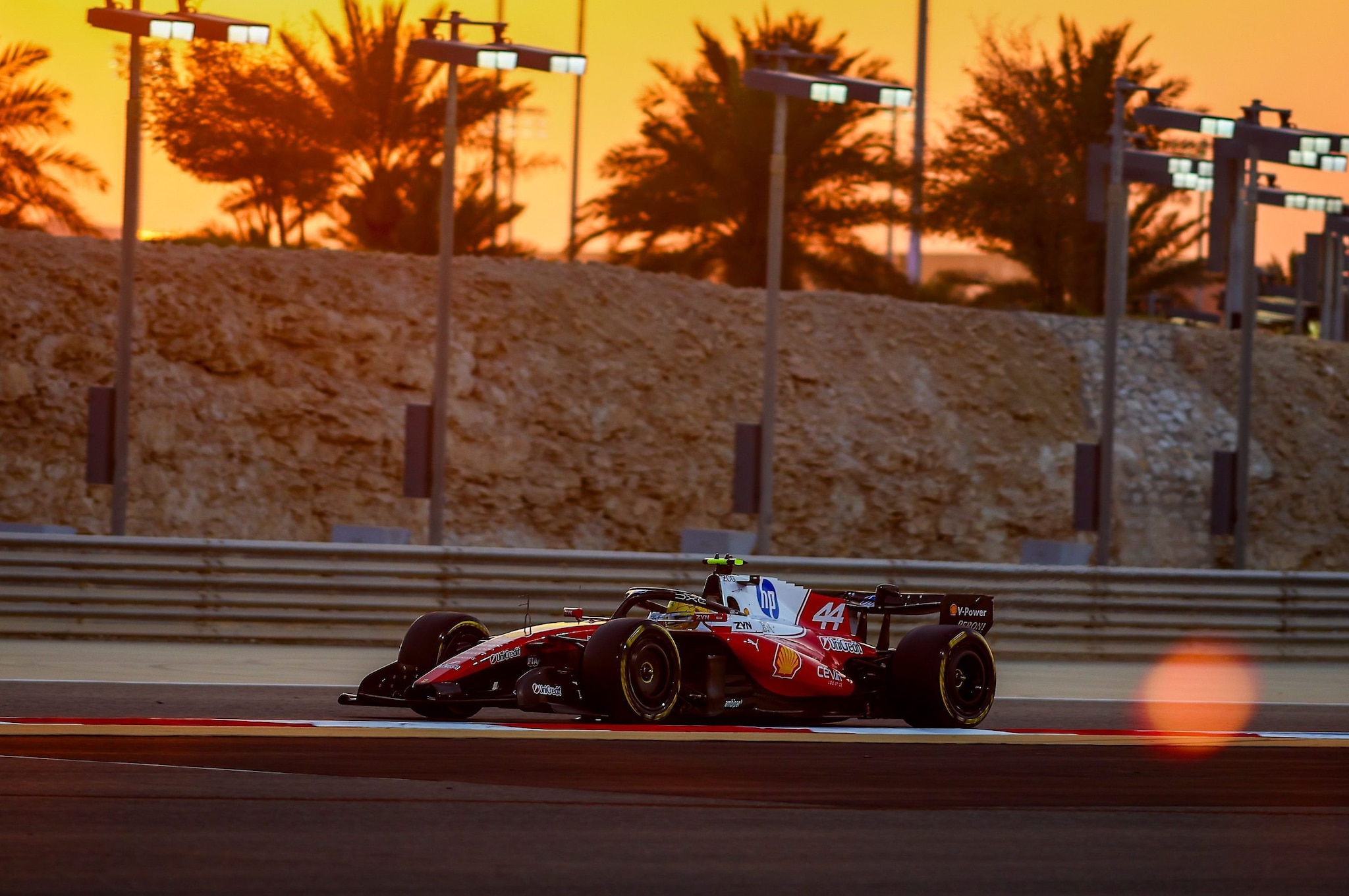 Lewis Hamilton in pista con la Ferrari nei test del Bahrain