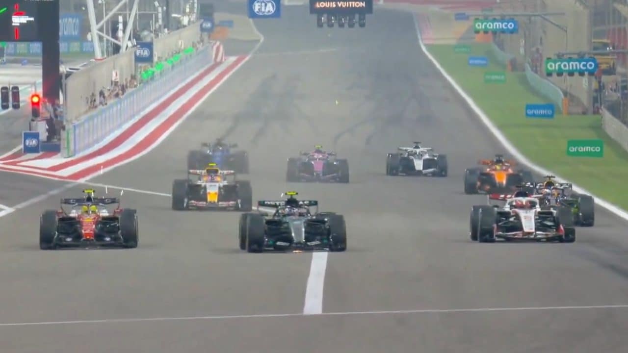 La partenza di Hamilton è un segnale forte: Lewis scatta a razzo e lì supera tutti in pochi metri