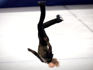 Ilia Malinin sconvolge le Olimpiadi con il salto mortale all’indietro che era vietato da 50 anni