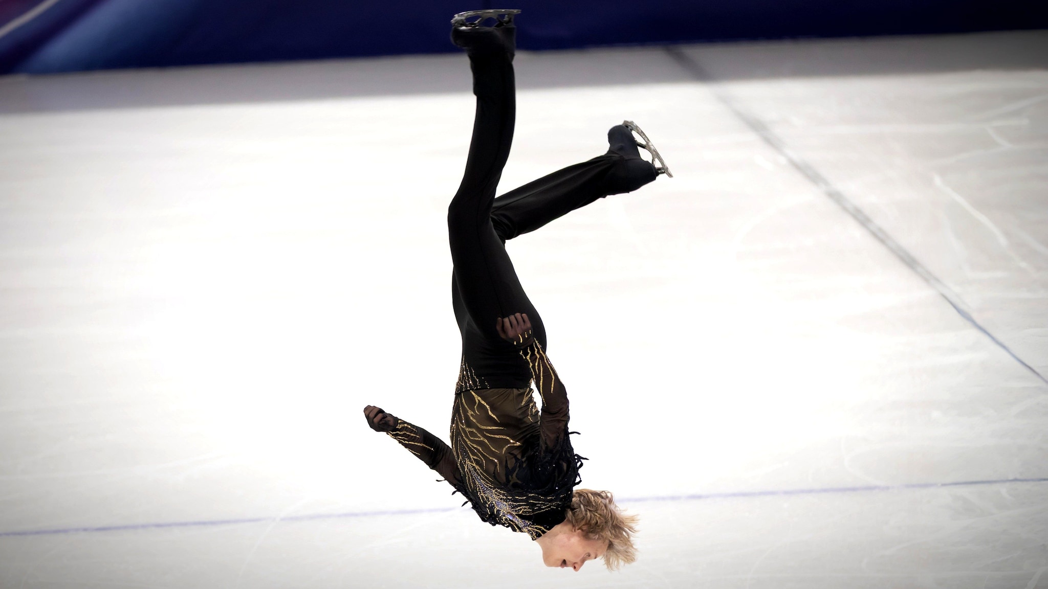 Ilia Malinin sconvolge le Olimpiadi con il salto mortale all’indietro che era vietato da 50 anni