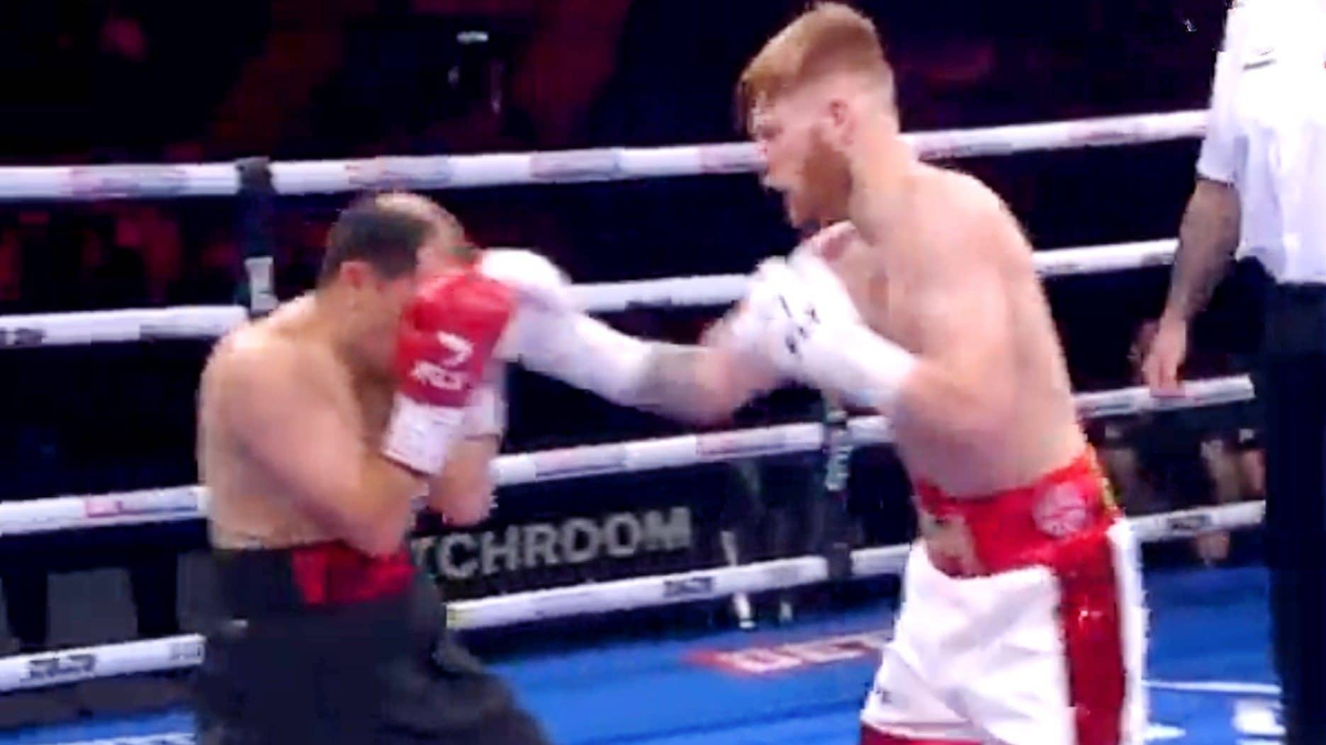 Incontro di boxe diventa virale per lo stranissimo accoppiamento tra i pugili, quasi imbarazzante