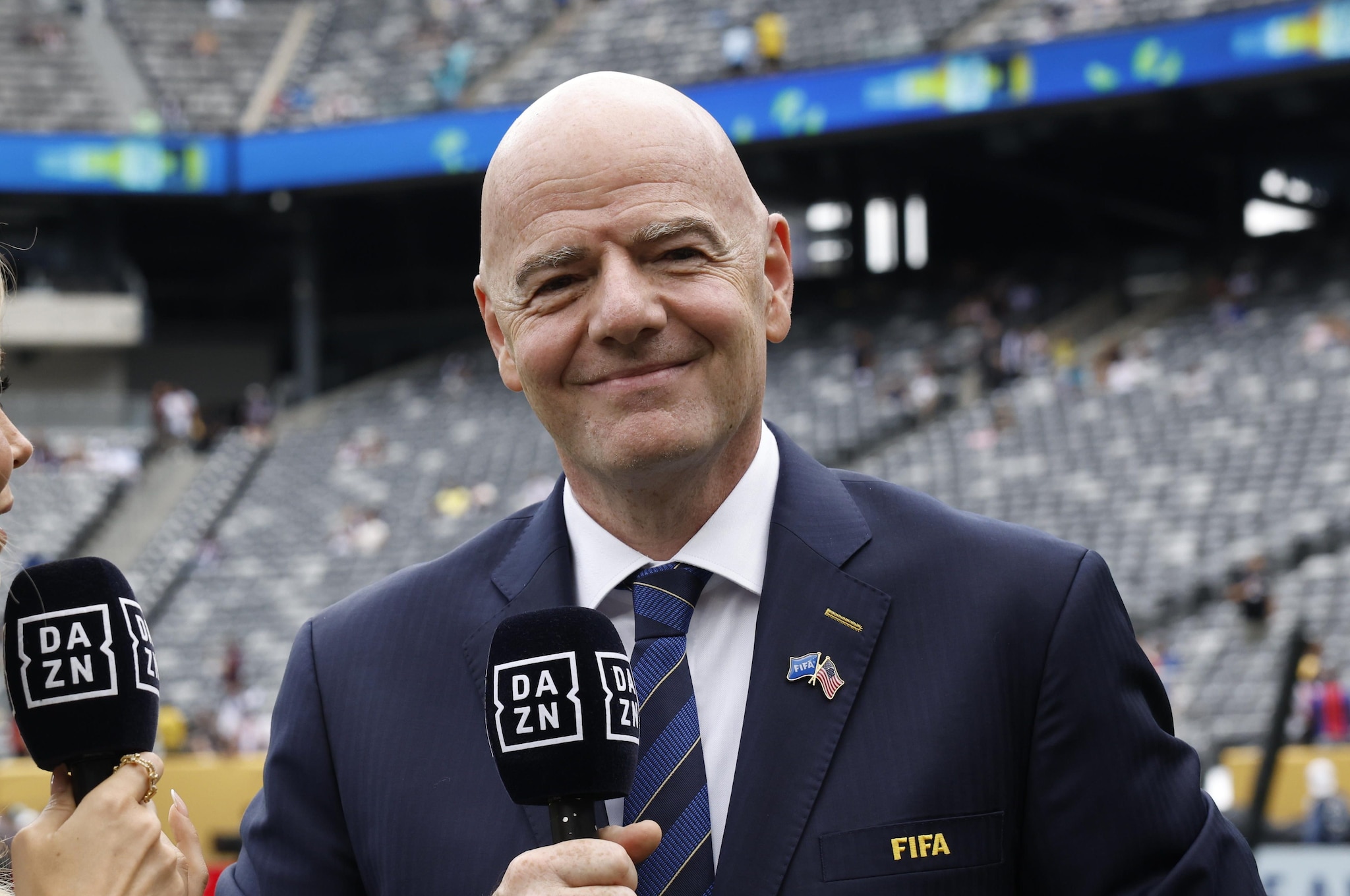 Gianni Infantino col microfono di DAZN: l’asse con la FIFA è fortissimo